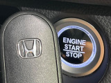 【Hondaスマートキー】カバンやポケットに入れたままでもドアの施錠・解錠が可能なスマートキーを装備。エンジンのオン・オフ時もカギを取り出す必要が無いからとっても便利です♪