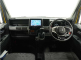 ◆視界広々で非常に運転しやすくロングドライブでも疲れを感じさせないすっきりとまとまったインパネ周りです。