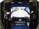 後方映像を11.6インチディスプレイに表示し、ステアリング連動ガイドラインが駐車をサポート。さらに後退時はリヤ4センサーが障害物を検知し、必要に応じてブレーキが作動します。