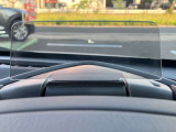こちらはヘッドアップディスプレイです。フロント上部、透明パネル上に車速やナビ情報などを投影し、視線を大きく動かさずに走行情報を確認できる表示装置です。