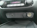 USB電源&12Vシガーソケットが運転席&助手席前にございます♪スマホ等の充電にご使用くださいませ♪