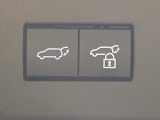 【パワーバックドア】スマートキーや運転席のボタンを押すだけでリアゲートが自動で開閉します!荷物を持っている時や、高い位置にあるバックドアを閉める際に便利な機能です♪