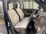 乗降がしやすい運転席。高さが調節できて小柄な方でも運転しやすいポジションをとることができます。