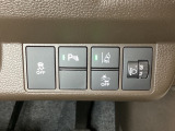 ハンドルの右側にはヘッドライトレベライザーとHondaセンシング用のメインスイッチがついています。ヘッドライトレベライザーは道路状況や積荷の加重に応じてライトの高さを調節できます。