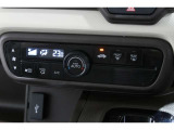 オートエアコン装備♪室内温度を設定すれば自動的に風量の調整をしてくれます♪車内をいつでも快適に保てます♪