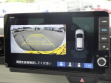 ★3画面バックカメラ装備★「R」の位置にすると、自動的に後方の様子をカラー画像(車幅/距離/予想進路線表示機能付)で表示。バックの際の安心感を高めます★