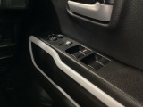 ドアミラーのスイッチは運転席ドアにあります。