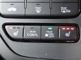運転席と助手席には、【シートヒーター】が装備されています。温度調整も切り替えができお好みの設定で快適なドライブを楽しめます。腰から下が暖まると、暖房よりも体があったまりますよ。