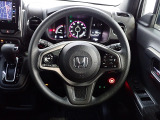 ハンドル左側にはオーディオ操作が出来るオーディオリモートコントロールスイッチ、右側にはHonda SENSINGとオートクルーズコントロールのスイッチを装備!