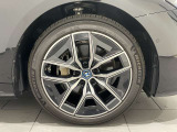 また、BMW正規認定中古車は、エマージェンシーサービスが自動付帯。24時間365日、皆様のカーライフをサポート致します。確かな安心のうえで、「駆けぬける歓び」をご堪能ください。