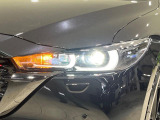 【LEDヘッドライト】悪天候や夜間走行時も良好な視界を確保し安心して運転できる高輝度LEDヘッドライトを装備!点灯速度が早く、消費電力も抑えられています。