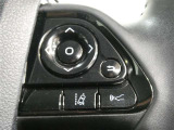 レーンディパーチャーアラートとは車線または走路からの逸脱の可能性を警告すると共に、車線または走路からの逸脱を避けるためのハンドル操作の一部を支援する機能です。詳細は販売店スタッフまでおたずねください。