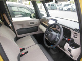 フロントベンチシートだから運転席助手席足元もゆったり広々快適です。助手席への移動も楽々です。