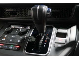 インパネシフトだから視線の移動も少なく足元もスッキリ♪運転席もゆったりしているのでゆとりを持ってドライブできますね!
