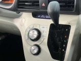 中古車選びで意外と見落としがちなポイントが、シフトレバー周辺の状態です。今回掲載している画像では、操作部分の使用感をはじめ、パネルの傷や擦れ、ボタン類の動作跡など、確認していただけます。