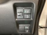 ハンドルの右側にはヘットライトリベライザーとHondaセンシング用のメインスイッチがついています。ヘッドライトリベライザーは道路状況や積荷の加重に応じてライトの高さを調節できます。