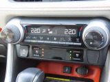 デュアルオートエアコン搭載☆運転席と助手席でエアコンが独立しているのでドライバーも同乗者もより快適にドライブができます♪