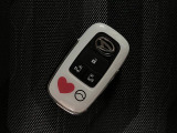スマートキーを装備しています☆カギをカバンやポケットに入れて頂いた状態でドアロックの開閉やエンジンスタートをして頂けますよ!とても便利な装備です!
