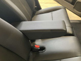 アームレストもございますので長距離運転の際も快適にお過ごしいただけます。
