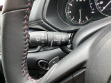 レバーをAUTOの位置にしているとき、レインセンサーが雨を感知すると、雨量に応じてワイパーが自動で作動してくれるオートワイパーを装備!設定変更で非作動にすると、間欠作動に固定されます。