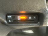 有料道路をキャッシュレスで通行できるETC車載器付きです。運転席足元に設置されています。ETCセットアップ費用は含まれておりません。別途必要となります。
