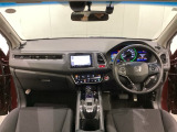 車内は光触媒抗菌消臭施工済です。インパネ周りはスタイリッシュなデザインです。グローブボックスやカップホルダーのほかにトレーなどたくさんの収納スペースが付いています。