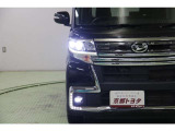 存在感のあるヘッドライトは夜道も明るく照らしてくれるLEDです。シルバー加飾に施されたイルミネーションランプもお洒落ですね。オートハイビーム付で、面倒なヘッドライトの切替えは不要です。