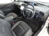 シンプルで使いやすいデザインの運転席です。