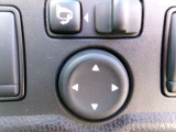 電動格納式ミラーなので、対向車などとのすれ違い時にも便利です。