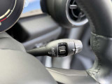 輸入車のため、ウィンカーレバーとワイパーレバーの配置は国産車と左右が逆となります。操作に慣れるまでは違和感がありますが、使用を重ねることで自然に扱えるようになります。