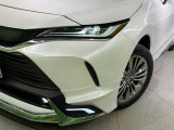 【LEDヘッドライト】悪天候や夜間走行時も良好な視界を確保し安心して運転できる高輝度LEDヘッドライトを装備!点灯速度が早く、消費電力も抑えられています。