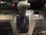 CVT車のセレクトレバーです。低速から高速まで、変速ショックのないスムーズな走りと、エンジン効率のよい領域を維持して燃費にも貢献します。サイドブレーキはスイッチ操作の電子制御パーキングブレーキです。