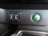 両側電動スライドドア。荷物で手が塞がる時など簡単にドアの開閉が出来ます。何より力いらずで開閉OK。葉っぱマークのECONスイッチをONにするだけで、燃費の向上に貢献します。