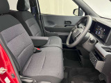 ゆったりと座れる運転席シートですのでストレスなく運転が出来ますよ!