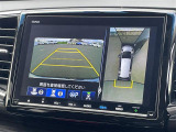 【マルチビューカメラシステム】まるでクルマを真上から見下ろしたかのような視点で駐車をサポートします!クルマの斜め後ろや真横など、前後左右の4つのカメラの映像が合成されて、モニターに映し出されます。