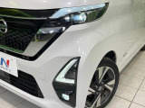 【LEDヘッドライト】悪天候や夜間走行時も良好な視界を確保し安心して運転できる高輝度LEDヘッドライトを装備!点灯速度が早く、消費電力も抑えられています。