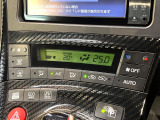 【オートエアコン】一度お好みの温度に設定すれば、車内の温度を検知し風量や温度を自動で調整。暑い&hellip;寒い&hellip;と何度もスイッチ操作をする必要はありません。快適な車内空間には必須の機能ですね♪