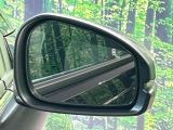 【ブラインドスポットインフォメーション】走行中、ドアミラーの死角になりやすい箇所に後続車が接近するとサイドミラー付近に警告を表示、ドライバーに注意喚起をしてくれます。