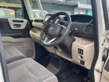 運転席まわりです。実際に座ってみて、乗り心地を体験してみてください,視界も良好です