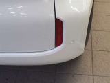 コーナーセンサーを車の前後に装備。障害物までの距離に応じて警告音を変えてお知らせ。縦列駐車時や駐車場・車庫などでの取り回しをサポートします。詳細は販売店スタッフまでおたずねください。
