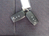 電子キーをポケットやカバンに入れているだけで、ドアの開錠・施錠が行えます。荷物を抱えていてもラクラク開閉です。エンジン始動も行えます。
