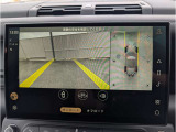 360&deg;サラウンドカメラ】全周囲のカメラを繋ぎ合わせ上からのアングルを画面上に映し出します。見やすい為バックも安全に運転できます。