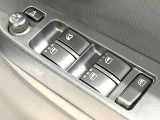 【電動格納ミラー】サイドミラーは電動格納式となっており、狭い駐車場でもキズがつくリスクを抑えられます。