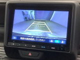 リバースギアに入れるだけで後方の表示へ切り替わります。夜間や雨の日の駐車も楽になりますよ。