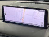 【10.25インチマツダコネクト】車内の雰囲気にマッチした大型ディスプレイ。スマホ接続でのナビ使用やBluetooth再生等、様々な機能が楽しめます。直感的なダイヤル操作が可能で、使い勝手も良好です。