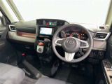 運転席まわりです。 各操作スイッチは使いやすい位置に配置されてます。
