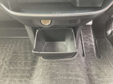 運転席と助手席のダッシュセンタ-に小物入れがあります。