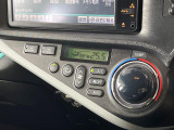 【オートエアコン】一度お好みの温度に設定すれば、車内の温度を検知し風量や温度を自動で調整。暑い&hellip;寒い&hellip;と何度もスイッチ操作をする必要はありません。快適な車内空間には必須の機能ですね♪