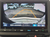 駐車時の安全確認をサポートするバックカメラも使用できます。インターナビで様々な情報を得ることもできます。