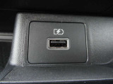 運転席そばにUSBソケットがあります♪♪ここでスマホの充電できちゃいます♪♪